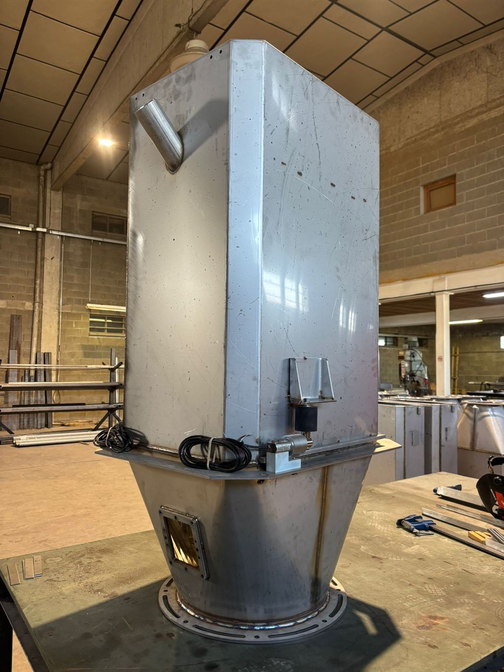 Tolva industrial de acero inoxidable para procesos agroalimentarios
