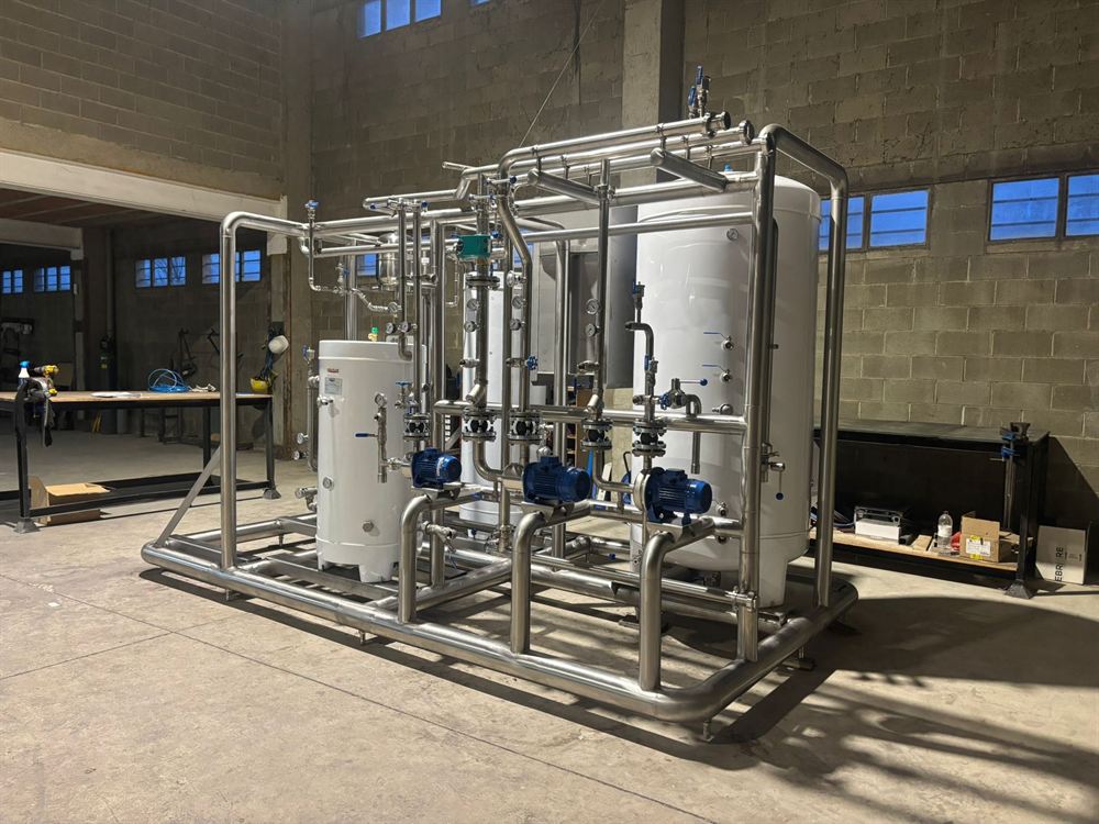 Skid de proceso con tanques y bombas en acero inoxidable para industria alimentaria