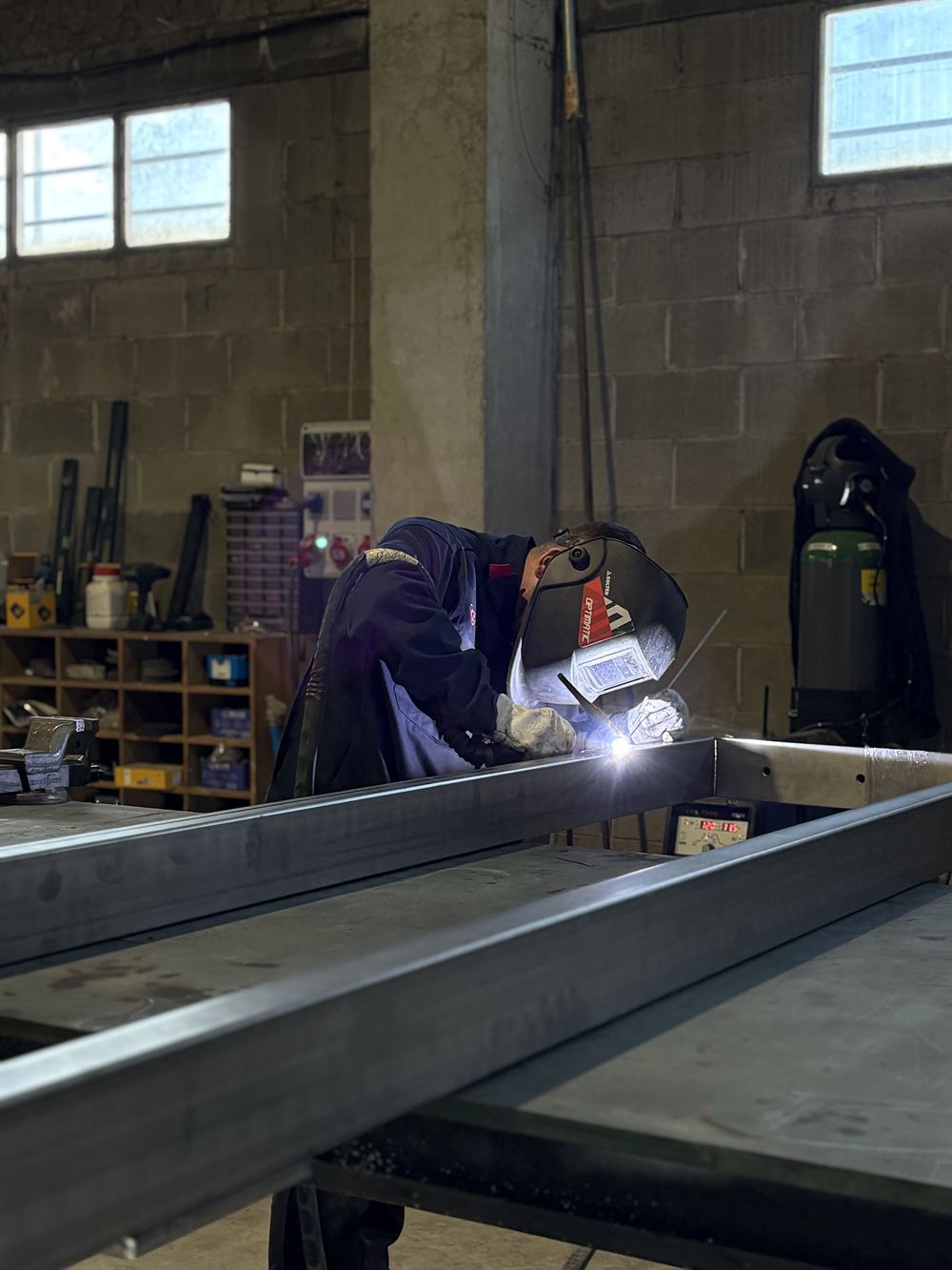 Fabricación de estructura metálica mediante soldadura de vigas de acero