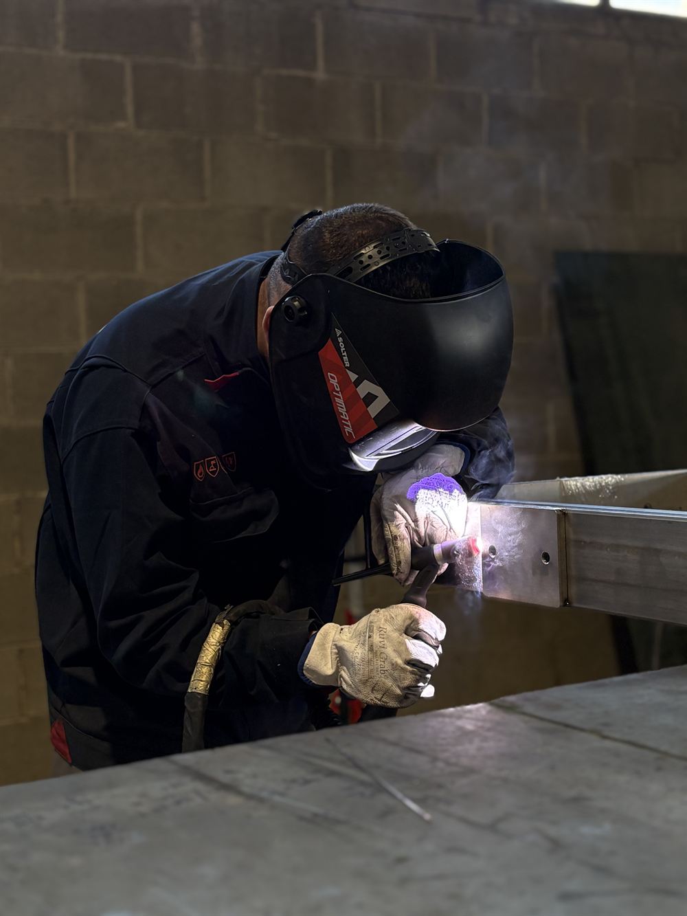 Soldadura industrial TIG sobre estructura de acero