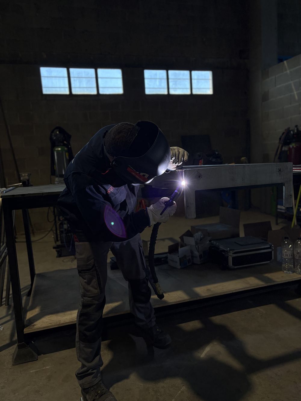 Soldador de MSP Soldaduras realizando soldadura TIG en un bastidor de acero