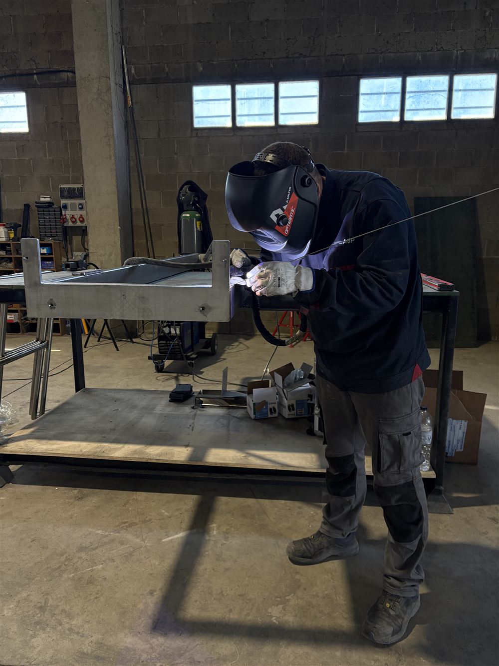 Trabajo de mantenimiento y reparación industrial en taller