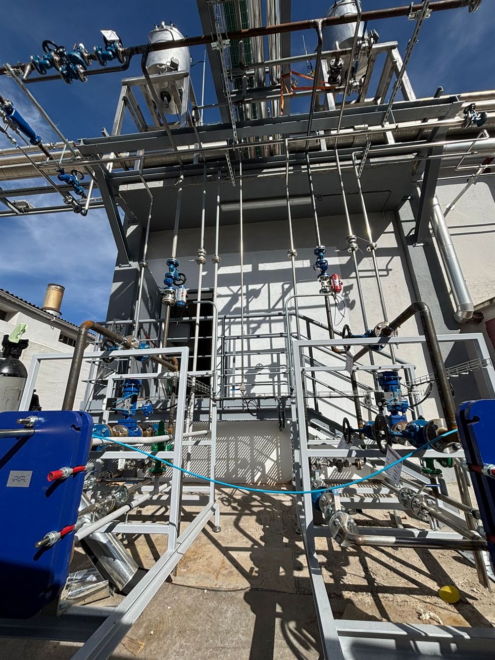Instalación industrial exterior con estructura, pasarelas y escaleras de acceso