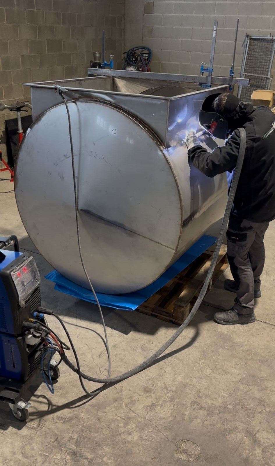 Reparación industrial: soldadura de un depósito de acero inoxidable